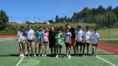 Participantes de la escuela de tenis del verano pasado, en Loiba