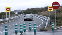 SE�ALES ESPECIALES PARA GALICIA. Todos los enlaces de las autov�as gallegas fueron reforzados por Fomento y por la Xunta con se�ales de alta visibilidad y balizas, como este de la A-54