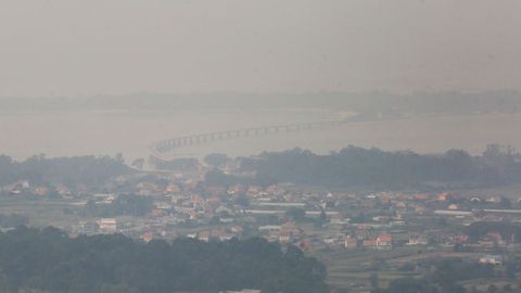 Visibilidad reducida en la ría de Arousa por el humo de los incendios portugueses