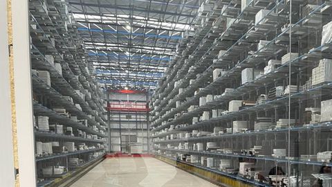 Nave donde se almacenan las unidades de carpinter�a en PVC fabricadas por Industrias Torres, en Tordoia (A Coru�a)