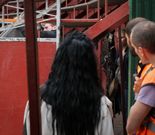 Varios t�cnicos inspeccionan el lugar de la ca�da. 