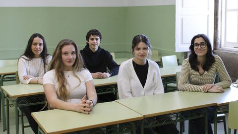 De izquierda a derecha y en la fila de delante estn Jimena Martinn, Martina Couso y Mara Rodrguez. En la de detrs, Maite Ares y David Toimil. Esa maana fueron a su centro, el IES Rosala de Castro, para asistir a una de las clases preparatorias que imparten sus profesores.