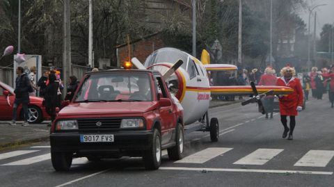 La comparsa de la asociación Xograres de Lemos iba precedida por una convincente reproducción de un avión
