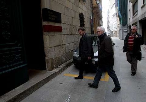 De esquerda a dereita, Xos� Lu�s Regueira, Euloxio Rodr�guez Ruibal e Francisco Fern�ndez Rei chegando, onte, � sede da Real Academia Galega.