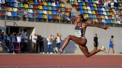 Ana Peleteiro realiza un salto durante una competición