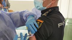 Un polic�a recibe la primera dosis contra el coronavirus