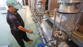 Salida del aguardiente de uno de los dep�sitos de destilaci�n