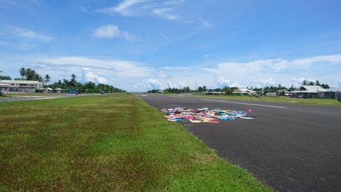 Ropa de Alberto Campa secando en aeropuerto internacional de Funafuti 