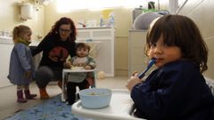 Los peque�os de la Casa Ni�o son la esperanza de Ourol, un municipio que se desangra.