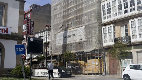 En la imagen, la promoci�n Jofre, que ejecuta Prosema frente al emblem�tico teatro ferrolano