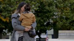 Madre e hijo, en un parque de Culleredo.