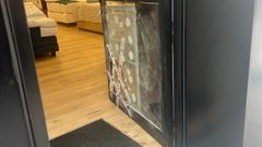 Puerta rota en la tienda�Somnium de la calle Federico Tapia