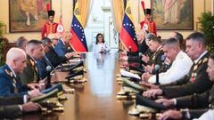La presidenta interina de Venezuela, Delcy Rodr�guez, junto al nuevo alto mando militar