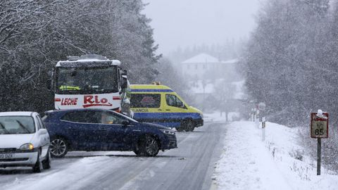 La nieve dificulta la circulacin en la N-640 a la altura del kilmetro 85 provocando grandes retenciones. 