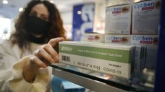 Venta de test de ant�genos en una farmacia mari�ana