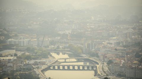 Vista de la ciudad de Pontevedra marcada por el humo de los incendios