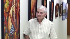 Suso Talento, junto a uno de sus cuadros, en una imagen de archivo