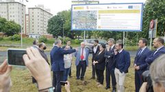 Autoridades y vecinos recibiendo explicaciones t�cnicas en la zona donde comenz� la obra.