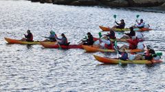 Participantes en la ruta en kayak a su salida en Vilanova
