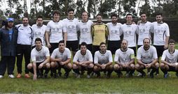 La plantilla del Camelle solo tuvo una incorporaci�n a lo largo de la temporada, la del meta Moro porque Jimmy no pod�a jugar. 