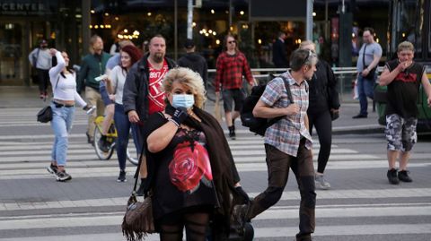 Peatones cruzando un paso de cebra en Helsinki, Finlandia