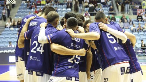 Los jugadores del Obradoiro hacen pi�a antes del partido ante el Melilla en Sar
