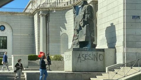 La estatua de Indalecio Prieto en los Nuevos Ministerios de Madrid amaneci� con pintadas de �asesino�