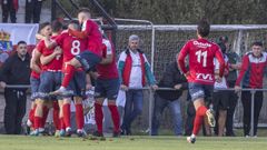 Jugadores del Negreira celebran un gol en el partido de la pasada campa&ntilde;a ante el Textil Escudo 