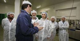 La conselleira de Medio Rural, �ngeles V�zquez, visit� ayer las instalaciones de Horsal. 