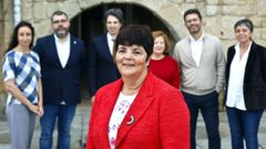 La aspirante a rectora Carmen Garca Mateo, con parte de su equipo electoral en la praza de O Berbs.  