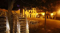 El actual cierre perimetral y de la hosteler�a, que se suma al toque de queda, dejan Viveiro tan vac�o como se ve la Praza Maior de noche estos d�as
