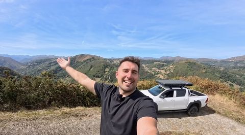 A?lvaro, de Hilux Aventura, con su coche