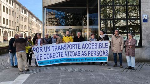 Integrantes de la Plataforma por un Transporte Digno en Ferrol e comarca protestaron frente a la sede de la Xunta antes de la reuni�n.