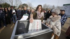 En la primera piedra se depositaron los peri�dicos del d�a