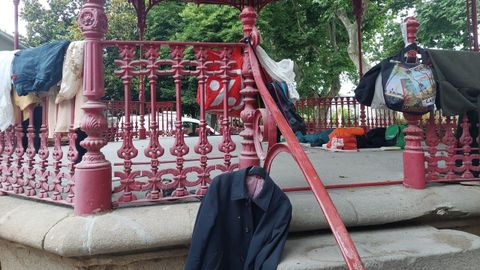 El hogar que algunos sintecho han establecido en el templete de la Alameda, en Ourense.