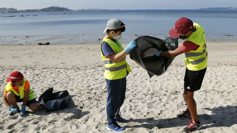 Programa Ludieduca de Jealsa y La Cruz Roja con motivo del d�a de los oc�anos en Barra�a y o Areal