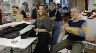 Marta, In&eacute;s y Javier en las clases de costura As Margaridas, en A Coru&ntilde;a