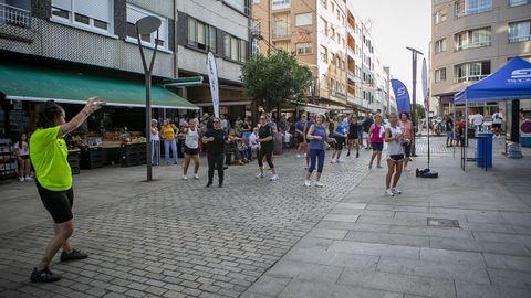 Terceras Jornadas del Deporte de Jealsa, sesi�n dirigida de full dance en la peatonal de Boiro