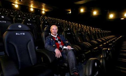 Miguel García, uno de los socios de los Cinexpo, en una de las ocho salas.
