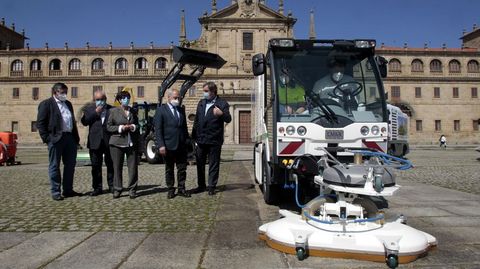 Los representantes del Ayuntamiento de Monforte y de la emperesa FCC en la demostracin de funcionamiento de la decapadora