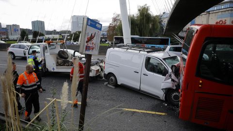 La furgoneta qued� incrustada en el bus urbano y se necesit� una gr�a para retirarla