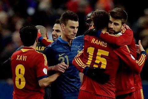 Los jugadores de la selecci�n espa�ola se abrazan despu�s de haber ganado a Francia en Par�s.