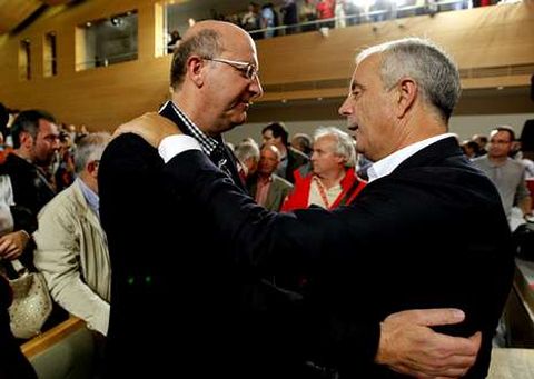 El alcalde de Ourense, Agustín Fernández, saluda a Pachi Vázquez en un mitin en O Carballiño.