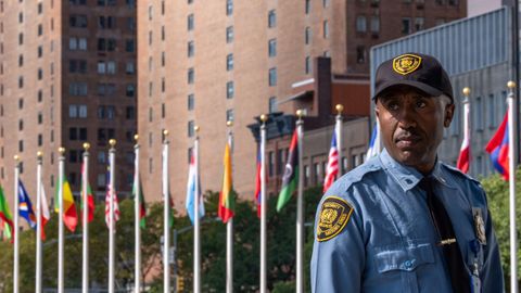 Un guardia ante la sede de las Naciones Unidas, en Nueva York