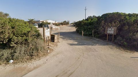 Acceso a Cala Duo, cerrado tras una inspecci�n que detect� graves irrgularidades.