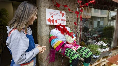 Martina Rodr�guez, de la florister�a Costaflor, ante su meco vandalizado