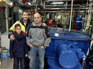 Trillo, en medio, mostr� ayer la sala de m�quinas del Tug 42 a familiares y amigos.
