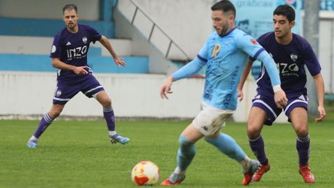Sergio Cora controla un baln en el ltimo partido liguero ante el Montaeros de A Corua