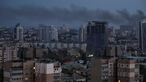 Humo de las explosiones registradas en Kiev, el pasado da dos