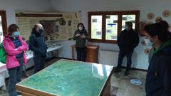 Un grupo de visitantes en el Aula da Natureza de Moreda el pasado octubre